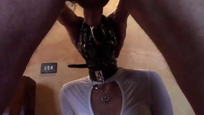 Laura en kalkanoj, modelelekto, video 2021, profunda gorĝo kun multoblaj ringoj