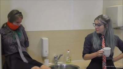 Toksomaniulo / ligita kaj buŝoŝtopita / sinjorino en mizero